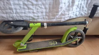 Patinete verde y negro