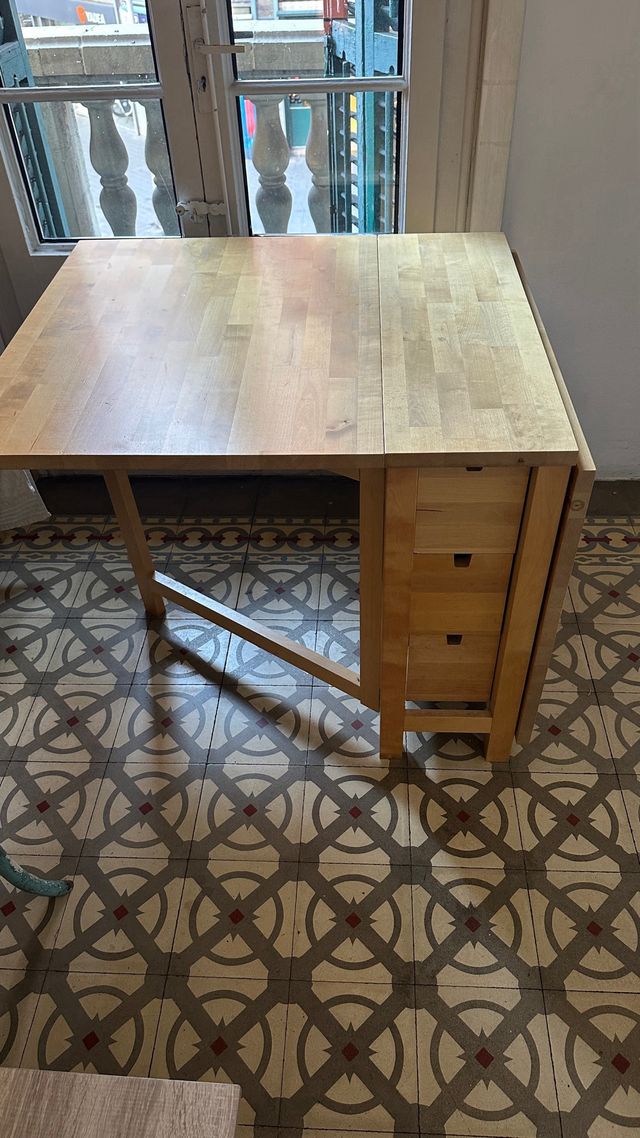 Mesa de comedor abatible de madera. Como nueva!!