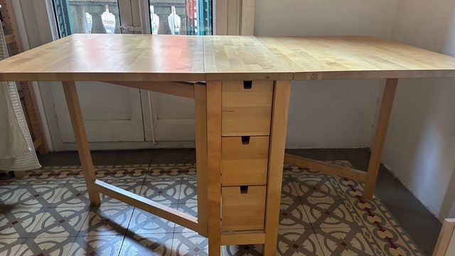 Mesa de comedor abatible de madera. Como nueva!!
