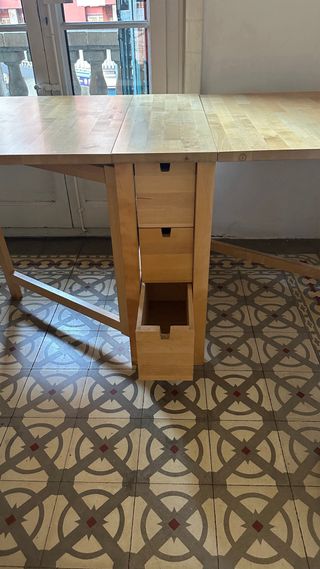 Tavolo da pranzo pieghevole in legno. Come nuovo!!