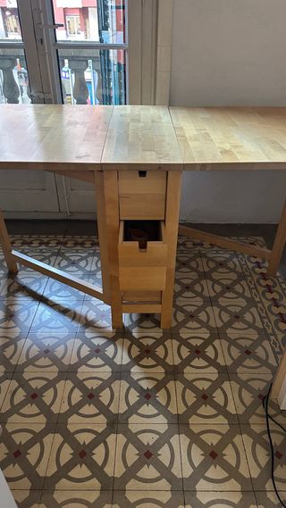 Tavolo da pranzo pieghevole in legno. Come nuovo!!