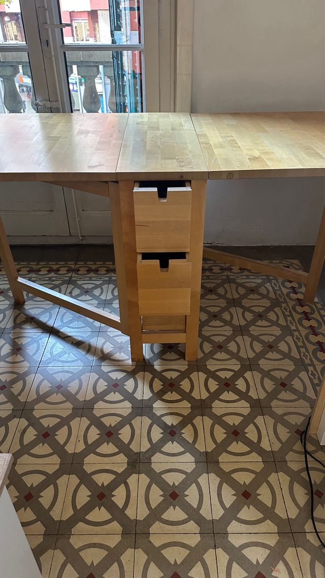 Mesa de comedor abatible de madera. Como nueva!!