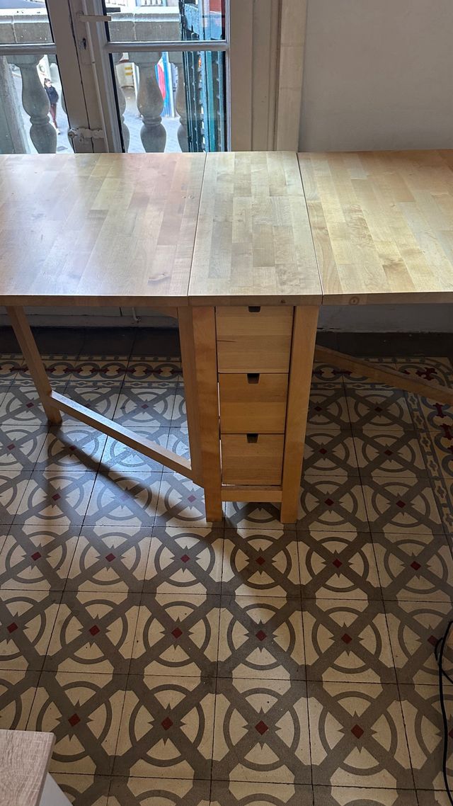 Mesa de comedor abatible de madera. Como nueva!!
