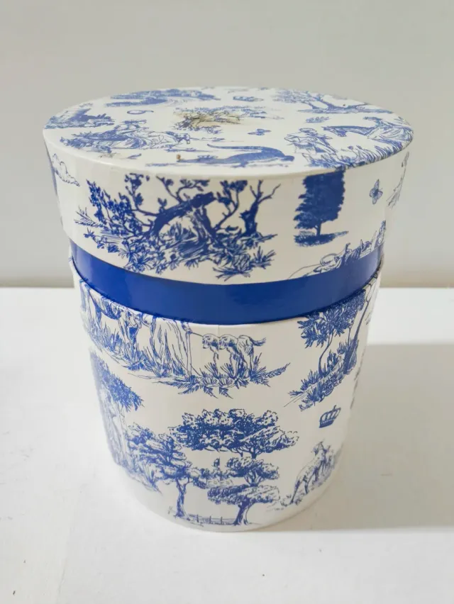 Elegante Caja Redonda Azul y Blanca