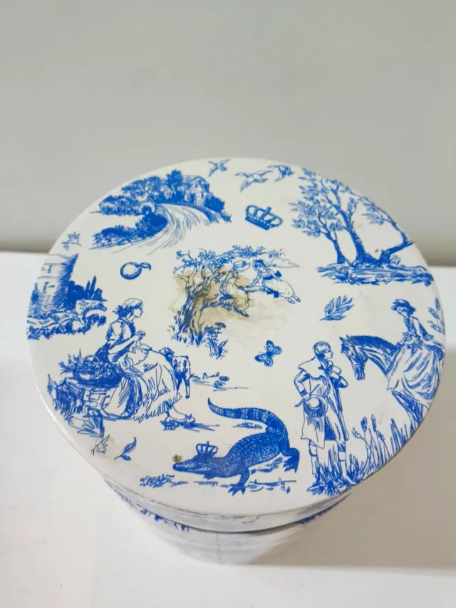 Elegante Caja Redonda Azul y Blanca