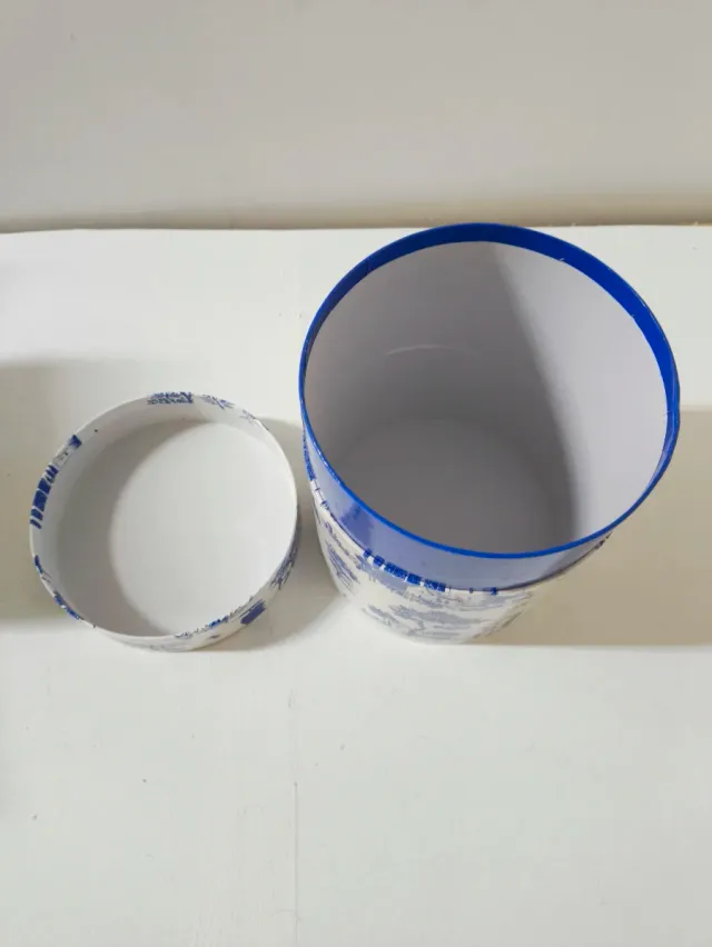 Elegante Caja Redonda Azul y Blanca