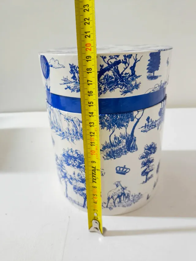 Elegante Caja Redonda Azul y Blanca