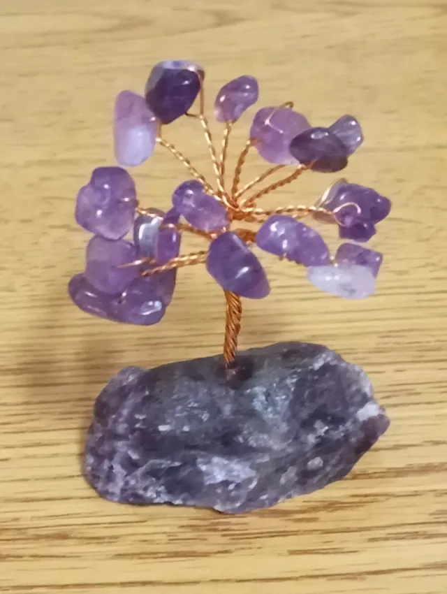 Albero di ametista con base in pietra