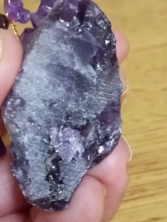 Albero di ametista con base in pietra