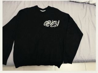 Jersey Bershka negro con diseño gráfico