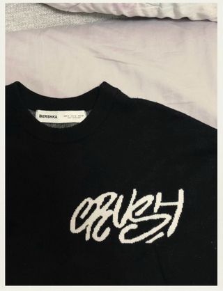 Jersey Bershka negro con diseño gráfico