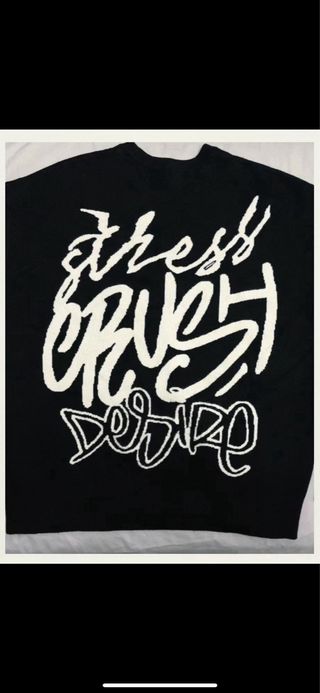 Jersey Bershka negro con diseño gráfico