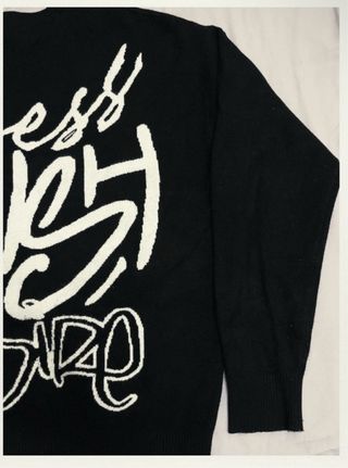 Jersey Bershka negro con diseño gráfico