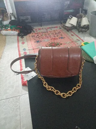 Bolso marrón con cadena dorada