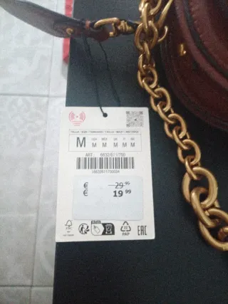 Bolso marrón con cadena dorada