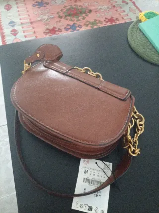 Bolso marrón con cadena dorada