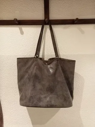 Bolso de piel gris