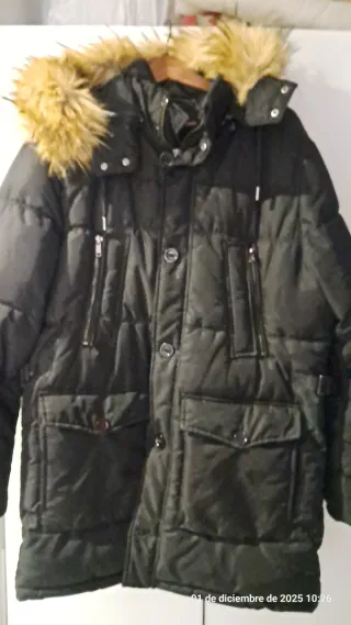 Chaquetón de hombre negro con capucha