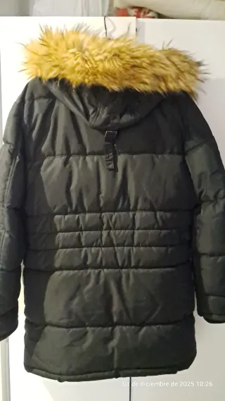 Chaquetón de hombre negro con capucha