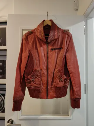 Cazadora polipiel roja talla M