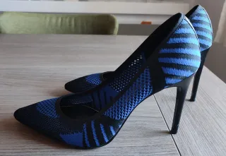 Zapatos de tacón azules y negros