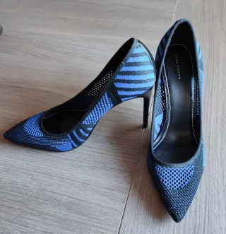 Zapatos de tacón azules y negros