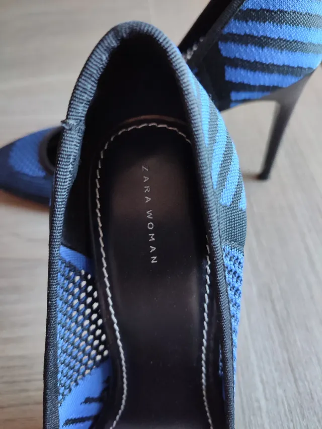 Zapatos de tacón azules y negros