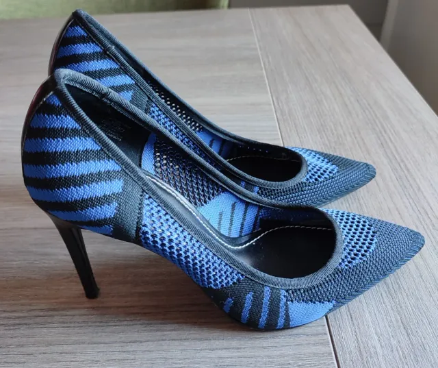 Zapatos de tacón azules y negros