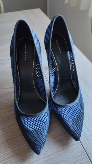 Zapatos de tacón azules y negros