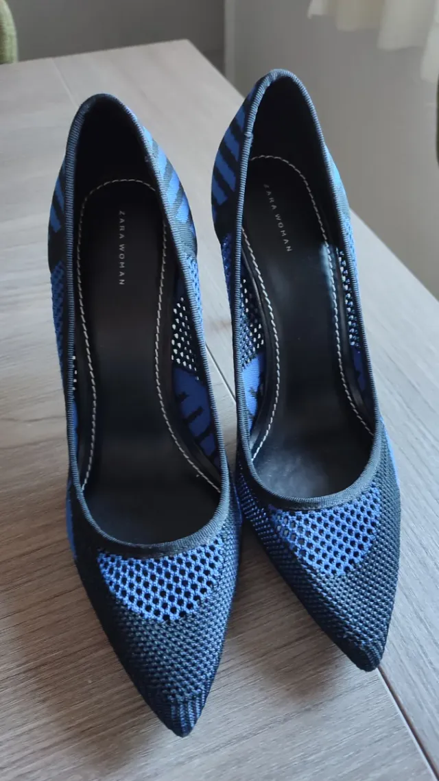 Zapatos de tacón azules y negros