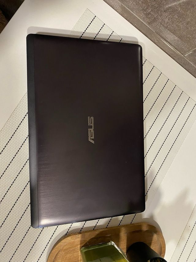 Portátil ASUS con pantalla táctil 3h de batería