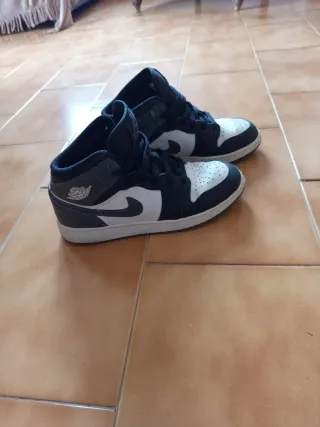 Nike Air Jordan 1 Mid Negro Blanco