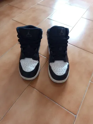 Nike Air Jordan 1 Mid Negro Blanco