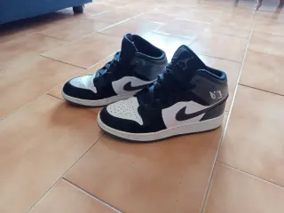 Nike Air Jordan 1 Mid Negro Blanco