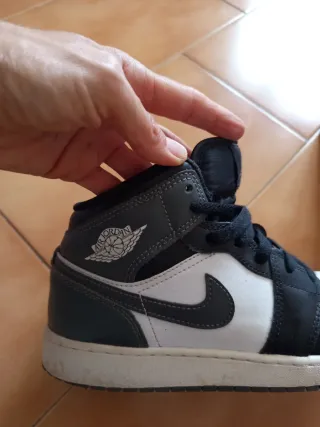 Nike Air Jordan 1 Mid Negro Blanco