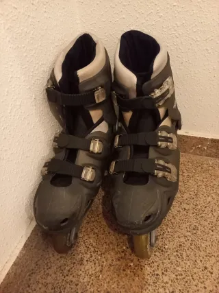 Patines en línea ajustables para niños.