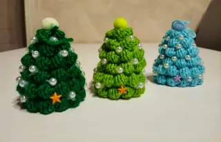 Alberi di Natale uncinetto decorati