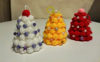 Alberi di Natale uncinetto decorati