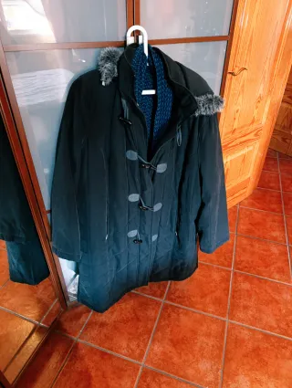 Abrigo negro talla XXL con bufanda azul