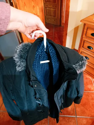 Abrigo negro talla XXL con bufanda azul