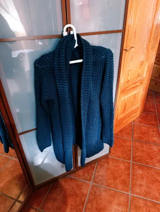 Abrigo negro talla XXL con bufanda azul