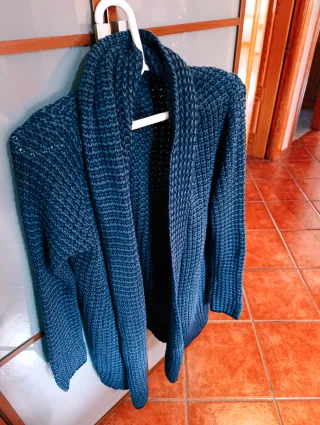 Abrigo negro talla XXL con bufanda azul