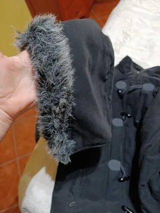 Abrigo negro talla XXL con bufanda azul