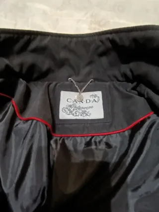 Abrigo negro talla XXL con bufanda azul