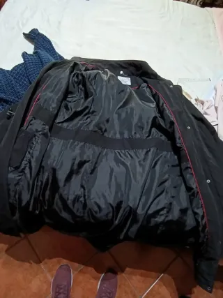 Abrigo negro talla XXL con bufanda azul