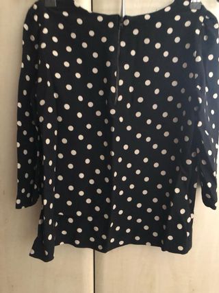 Camisa negra con topos blancos