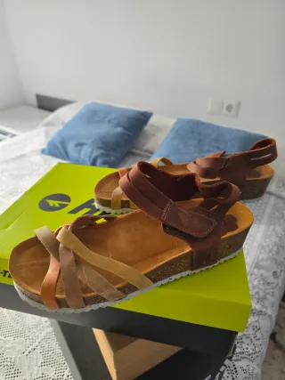 Sandalias de verano marrones y amarillas