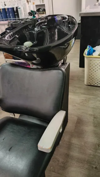 Se vende lavacabezas negro.