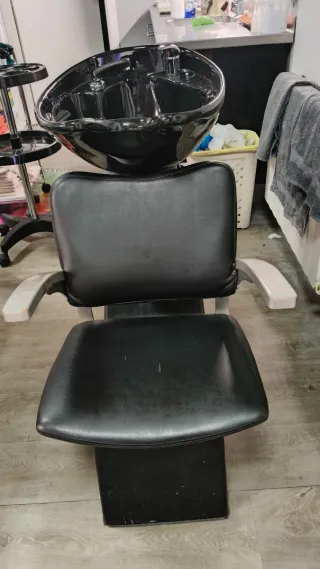 Se vende lavacabezas negro.