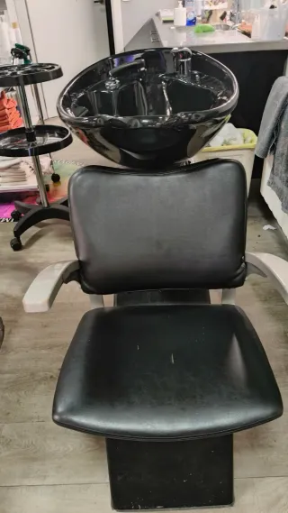 Se vende lavacabezas negro.